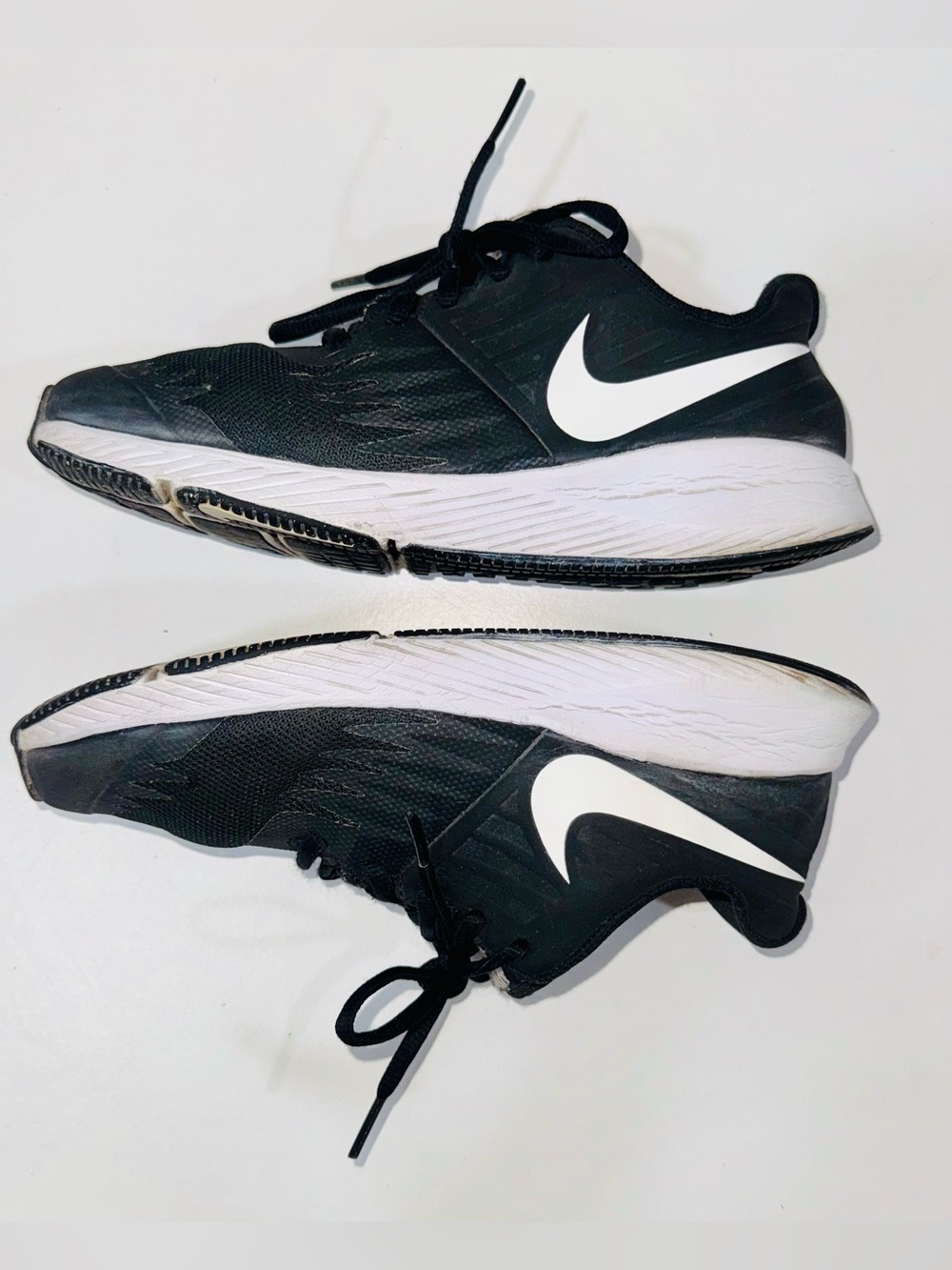Nike Star Runner Athletic Running Shoes Black White Youth Size 4Y - Picture 3 of 4
